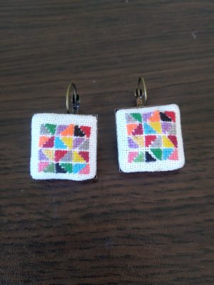 Обеци с бродерия шарени триъгълници